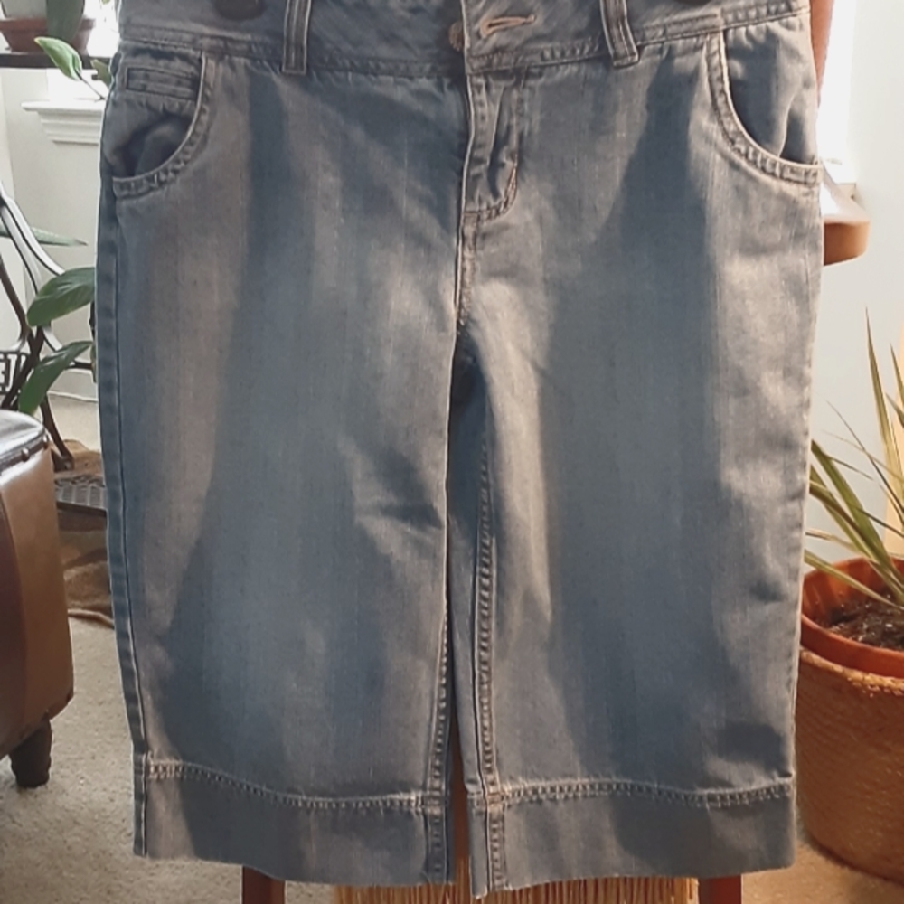 TO THE KNEE SHORTS!!!! 3/$10💥$5 ITEMS ONLY!